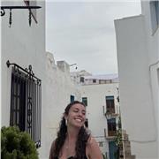 Soy de letras, puedo enseñar a leer, a escribir, lengua de primaria y la ESO, latín y griego de bachillerato y B2 de francés.